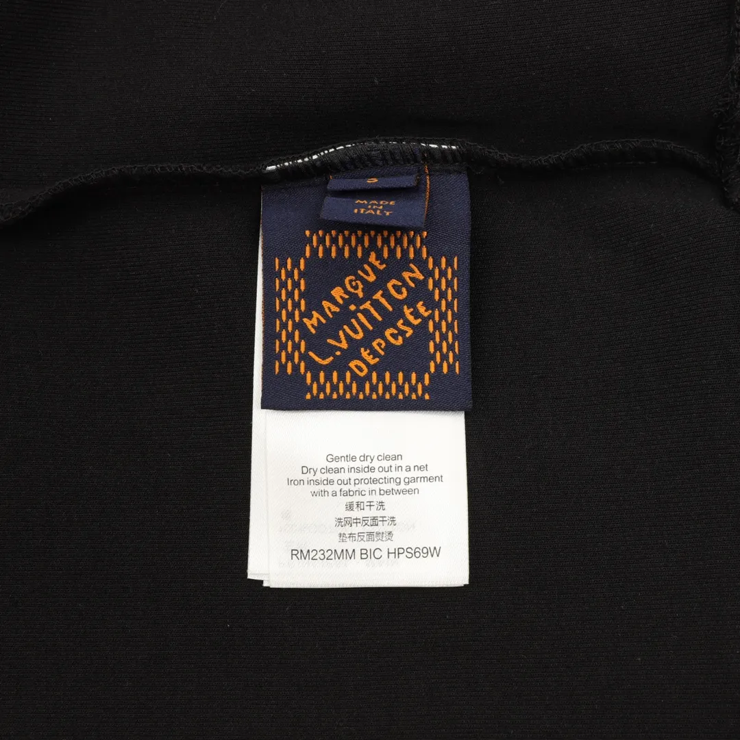 🅿️380 Louis Vuitton/Louis Vuitton patchwork embroidered lapel long-sleeved polo shirt made of customized fabrics. DuPont's Sorona material is added, which has good skin-friendliness, long-lasting antibacterial, anti-mite, and is more washable. The cotton thread has been repeatedly processed to remove inferior coarse fibers and impurities, leaving only high-quality cotton fibers, making the fabric more advanced and classy. Environmentally friendly polishing enzyme technology gives the fabric a clean appearance and clear texture. Simple and exquisite! Full of sense of ceremony! Simple and luxurious, full of design! It gives people a simple but not boring feeling, creating a low-key and unique personalized fashion! Fine workmanship, compare with the counters! A highly recognizable long-sleeved style with great upper body effect!!! Super versatile! Same style for men and women. Size：S-L